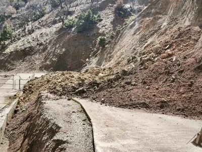 Batman&rsquo;ın &uuml;&ccedil; il&ccedil;esinde meydana gelen toprak kayması ulaşımda aksamalara neden oldu
