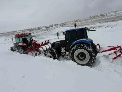 Batman kırsalında yollar kapandı, trakt&ouml;rler kara saplandı

