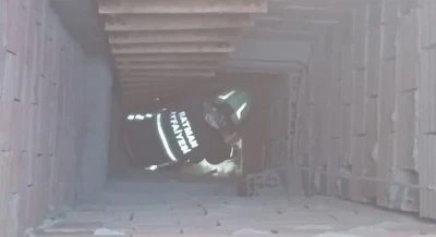 Batman Sanayi Sitesi’nde iş yerinin hava boşluğunda mahsur kalan kedi kurtarıldı
