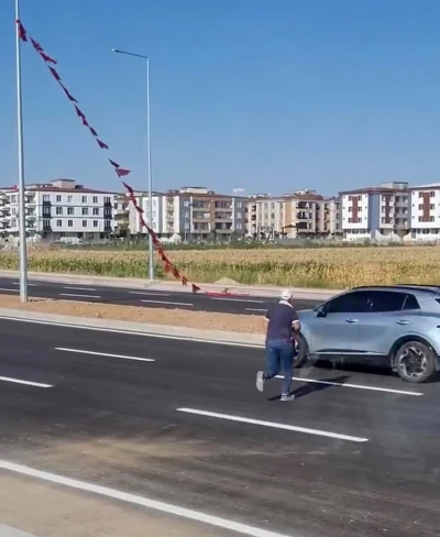 Batmanlı iş&ccedil;i yerdeki T&uuml;rk bayrağını alıp, boyunun yettiği en y&uuml;ksek noktaya astı
