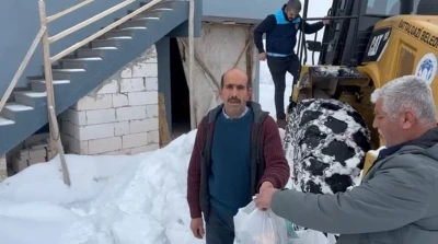 Battalgazi Belediyesi ekipleri 21 kilometre yolu a&ccedil;arak hastaya ila&ccedil;larını yetiştirdi
