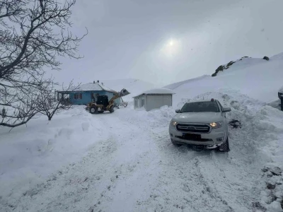 Battalgazi Belediyesi ekipleri, sağlık &ccedil;alışanlarını iş makinesiyle hastaya ulaştırdı
