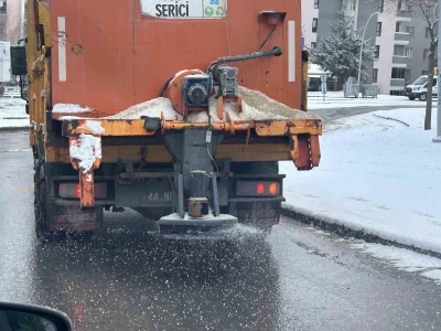 Battalgazi&rsquo;de karla m&uuml;cadele aralıksız s&uuml;r&uuml;yor
