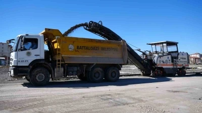Battalgazi&rsquo;de s&ouml;k&uuml;len asfalt kırsal yollarda değerlendiriliyor
