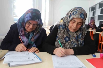 Battalgazi&rsquo;de yaşlı vatandaşlara okuma yazma desteği
