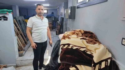 Battaniyenin i&ccedil;inden &ccedil;ıkan para ve c&uuml;zdanları teslim etti, yaşlı kadın poşeti sordu
