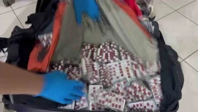 Bavulundan 5 bin 642 adet uyuşturucu hap çıktı: &quot;Yıllık içeceğim&quot; dedi
