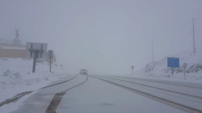 Bayburt-Erzurum kara yolunda mayıs ayında kar yağışı
