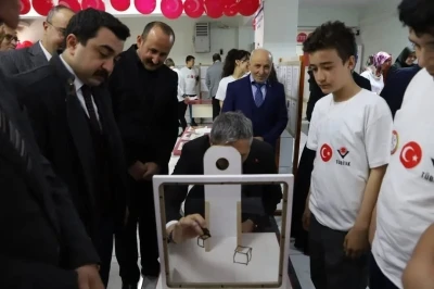 Bayburt Ortaokulu &ouml;ğrencilerinden bilim fuarı
