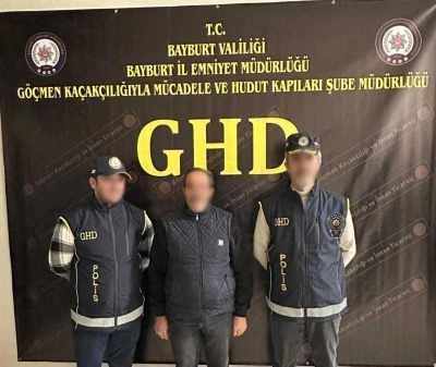 Bayburt&rsquo;ta 2 d&uuml;zensiz g&ouml;&ccedil;men ile 1 g&ouml;&ccedil;men ka&ccedil;ak&ccedil;ısı yakalandı
