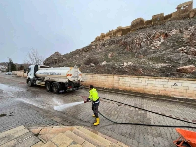 Bayburt&rsquo;ta bahar temizliği kapsamında yollar ve kaldırımlar tazyikli suyla yıkanıyor
