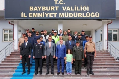 Bayburt&rsquo;ta bayram n&ouml;betindeki g&uuml;venlik g&uuml;&ccedil;leriyle bayramlaşıldı
