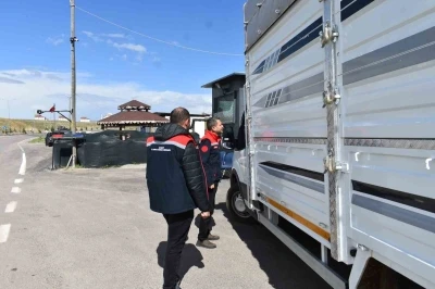 Bayburt&rsquo;ta bayram &ouml;ncesi hayvan sevkiyatlarına sıkı denetim
