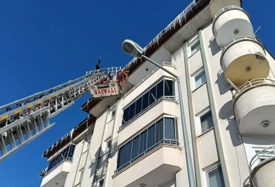 Bayburt&rsquo;ta buz sarkıtları temizleniyor
