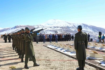 Bayburt&rsquo;ta &Ccedil;anakkale Zaferi&rsquo;nin 111. yılı ve 18 Mart Şehitleri Anma G&uuml;n&uuml; dolayısıyla t&ouml;ren d&uuml;zenlendi
