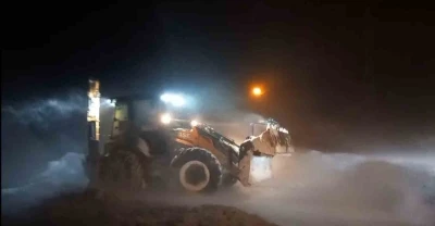 Bayburt&rsquo;ta fırtına ve kar nedeniyle yolda kalan taksi ekiplerce kurtarıldı
