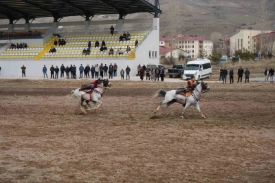 Bayburt&rsquo;ta gelenek bozulmadı: Ramazan Bayramı ata sporu ciritle uğurlandı
