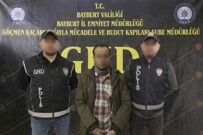 Bayburt&rsquo;ta g&ouml;&ccedil;men ka&ccedil;ak&ccedil;ılığı operasyonunda 5 d&uuml;zensiz g&ouml;&ccedil;men ile 5 ş&uuml;pheli yakalandı
