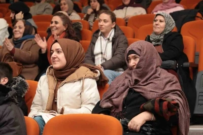 Bayburt&rsquo;ta &lsquo;G&uuml;l&uuml;mseten Hatıralar&rsquo; programı izleyicisiyle buluştu
