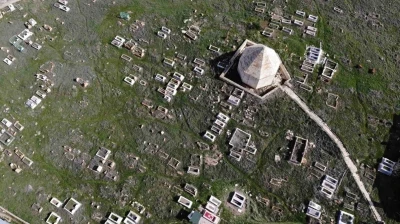 Bayburt&rsquo;ta Hacı Kutlu Bey&rsquo;in t&uuml;rbesinin bulunduğu mezarlık tarihe ışık tutuyor
