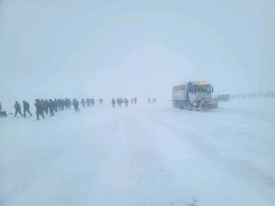 Bayburt&rsquo;ta kar nedeniyle yolda kalan s&uuml;r&uuml;c&uuml;lerin yardımına ekipler yetişti
