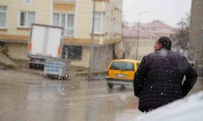 Bayburt&rsquo;ta kar s&uuml;rprizi: Kış yeniden y&uuml;z&uuml;n&uuml; g&ouml;sterdi
