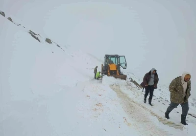 Bayburt’ta kar ve fırtına çobanı yaylada yakaladı: Sürüsüyle fırtınada mahsur kalan çoban kurtarıldı
