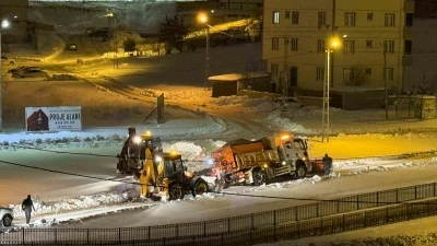 Bayburt&rsquo;ta kara saplanan tuzlama aracı kep&ccedil;e ve halat yardımıyla &ccedil;ekildi
