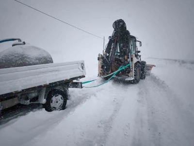 Bayburt&rsquo;ta karla m&uuml;cadele &ccedil;alışmaları aralıksız s&uuml;r&uuml;yor
