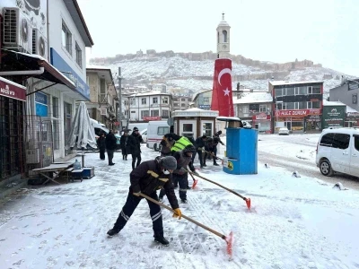 Bayburt&rsquo;ta karla m&uuml;cadele s&uuml;r&uuml;yor

