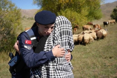 Bayburt’ta kaybolan 13 koyun jandarma ekiplerince dağda bulundu
