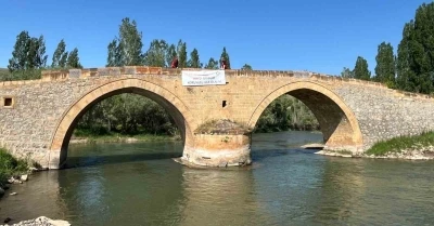 Bayburt&rsquo;ta koruyucu aile farkındalığı i&ccedil;in simge yapılara pankart asıldı
