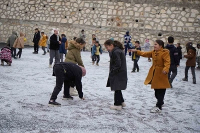 Bayburt’ta mevsimin ilk karı düştü: Öğrenciler bahçeye koştu

