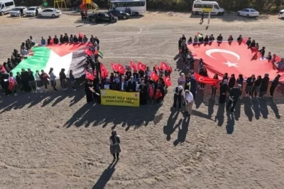 Bayburt’ta öğrenciler hazırladıkları gemileri Filistin’e destek amaçlı Çoruh Nehri’ne bıraktı
