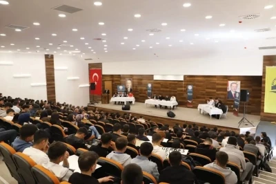 Bayburt&rsquo;ta &ouml;ğrenciler teknolojinin etkilerini m&uuml;nazarada tartıştı
