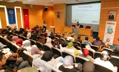 Bayburt&rsquo;ta &ouml;ğrenciler yapay zeka destekli dolandırıcılığa karşı bilgilendirildi
