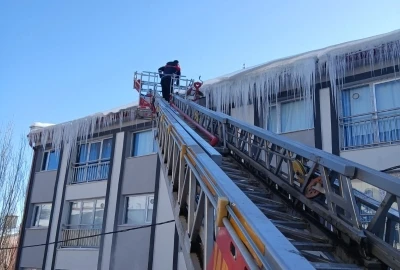 Bayburt&rsquo;ta tehlike oluşturan buz sarkıtları temizleniyor
