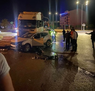 Bayburt&rsquo;ta tır cipe &ccedil;arptı: 1 yaralı

