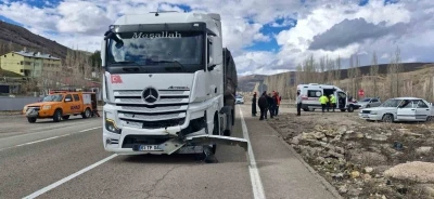 Bayburt&rsquo;ta tır otomobile &ccedil;arptı: 3 yaralı
