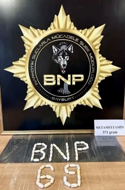 Bayburt&rsquo;ta uyuşturucu operasyonu: İranlı şahsın mide ve bağırsağında 571 gram metamfetamin &ccedil;ıktı
