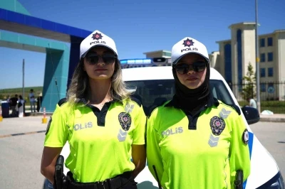 Bayburt&rsquo;ta yanlış sınav merkezine gelen &ouml;ğrencinin yardımına kadın polisler yetişti
