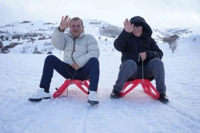 Bayburt&rsquo;ta yaşlıların kar eğlencesi: Kızakla kaydılar, kar motoruyla tur attılar
