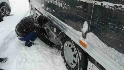 Bayburt&rsquo;ta yoğun kar yağışı: Ara&ccedil;lar yolda kaldı
