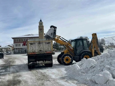 Bayburt&rsquo;un il&ccedil;e ve beldelerinde kar mesaisi devam ediyor

