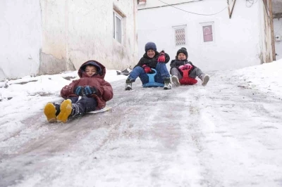 Bayburt&rsquo;un s&uuml;per abileri: Dik yokuş pist oldu, kardeş sevgisi soğuğu unutturdu

