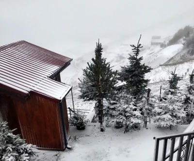 Bayburt’un yüksek kesimlerine kar yağdı
