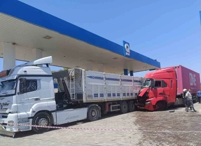 Baygınlık ge&ccedil;iren tır şof&ouml;r&uuml; istasyonda yakıt alan başka bir tıra &ccedil;arptı
