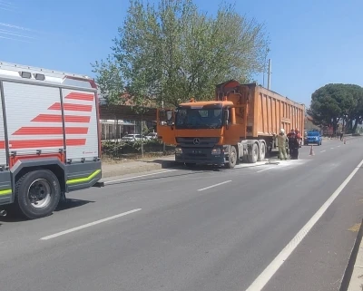 Bayındır&rsquo;da atık taşıma kamyonu alev aldı
