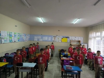 Bayındır&rsquo;da okullarda 2&rsquo;inci d&ouml;nem "Bayrak Sevgisi" temalı etkinliklerle başladı
