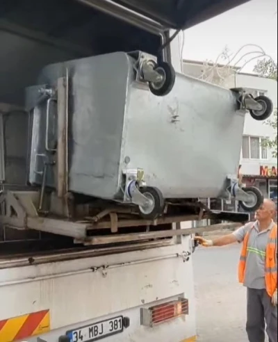 Bayırköy’de çöp konteynerleri düzenli olarak tek tek yıkanıp dezenfekte ediliyor
